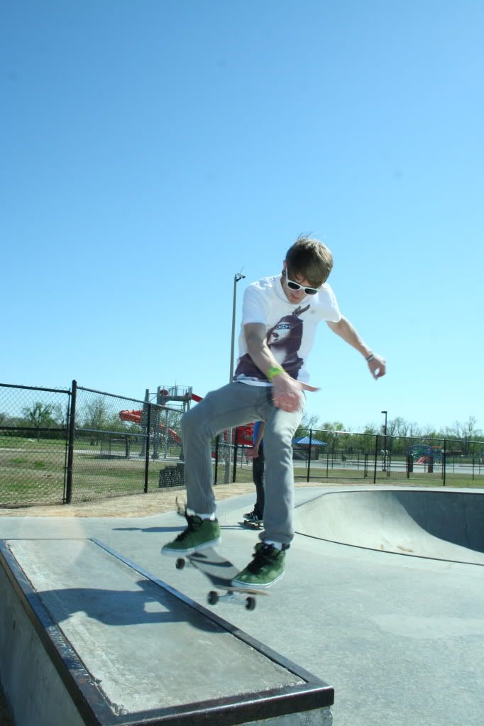 IMAGE: http://i921.photobucket.com/albums/ad51/bleezyblake/Skateboarding/IMG_8461.jpg
