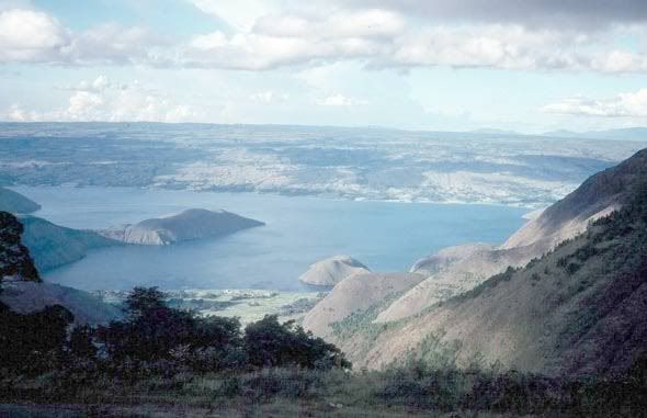danau toba sebenarnya merupakan kaldera yang terisi air sedangkan