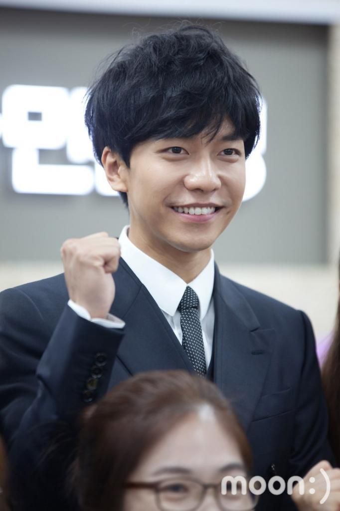 Lee Seunggi Attends KB Bank ‘Seunggi Sarang’ Branch Opening [Fancam